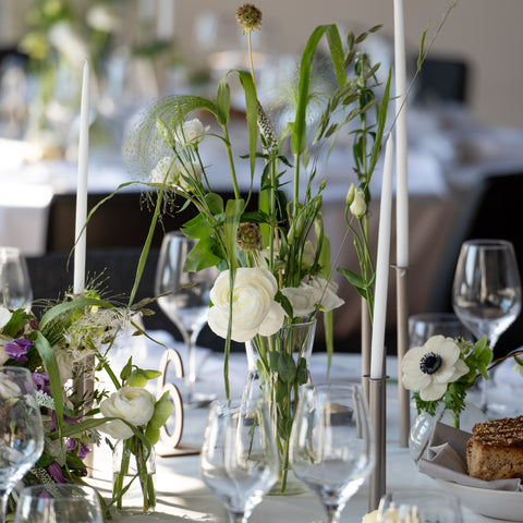 Lette bordbuketter bundet af hvide blomster og græsser