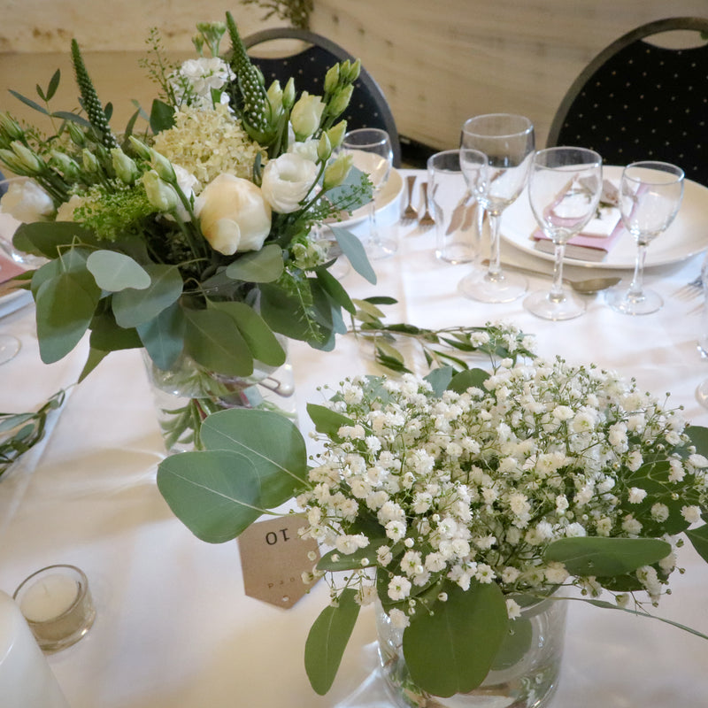 Bordbuketter i vaser - udført i en kombination med roser og brudeslør