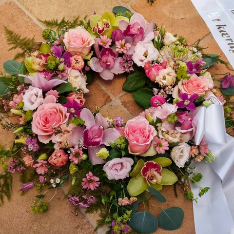 Kranse - med roser og orkidéer i rosa farver