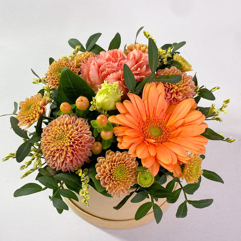 Hatteæske - med blomster i gyldne farver