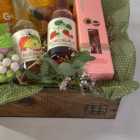 Gavekurv med dansk saft og søde fristelser