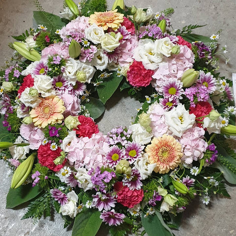Kranse - rundpyntet med årstidens blomster
