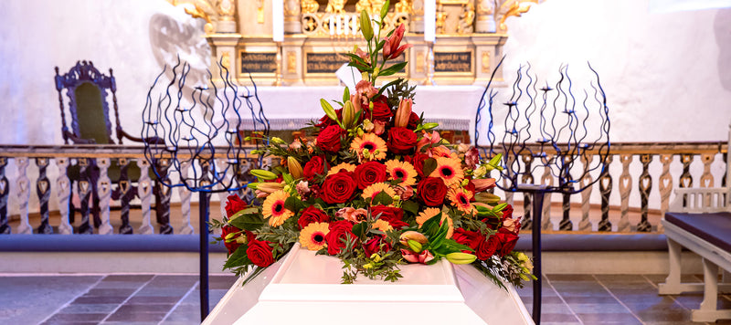 Kistepynt udført i orange og røde blomster på en traditionel kiste