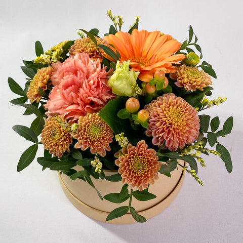 Hatteæske - med blomster i gyldne farver