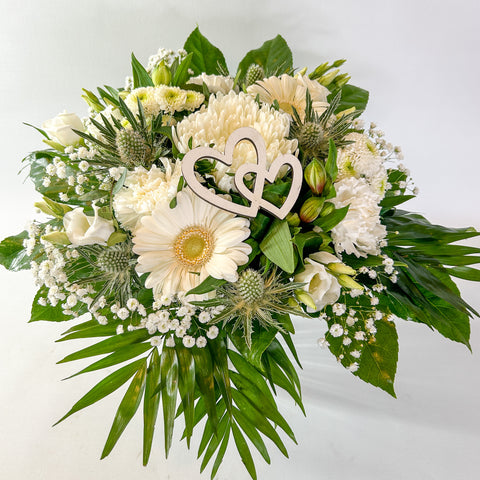 Hvid Mors Dag buket med søde hjerter