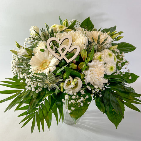 Hvid Mors Dag buket med søde hjerter