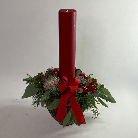 Juledekoration med høj rød lys