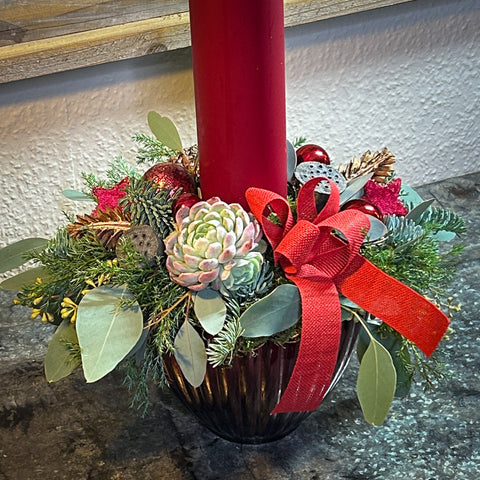 Juledekoration med høj rød lys