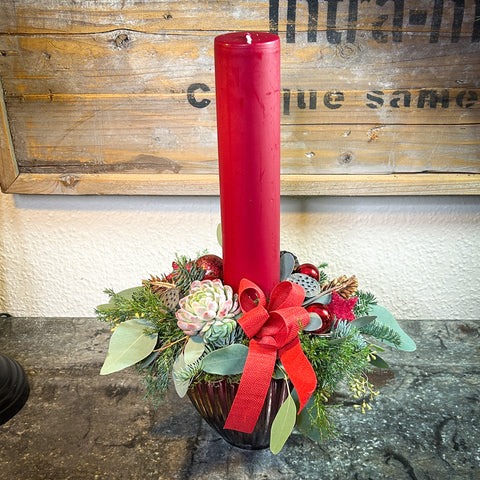 Juledekoration med høj rød lys