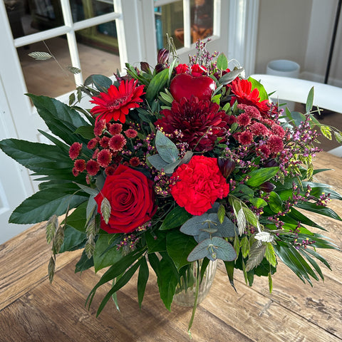 Mørke rød kærlighedsbuket til Mors Dag