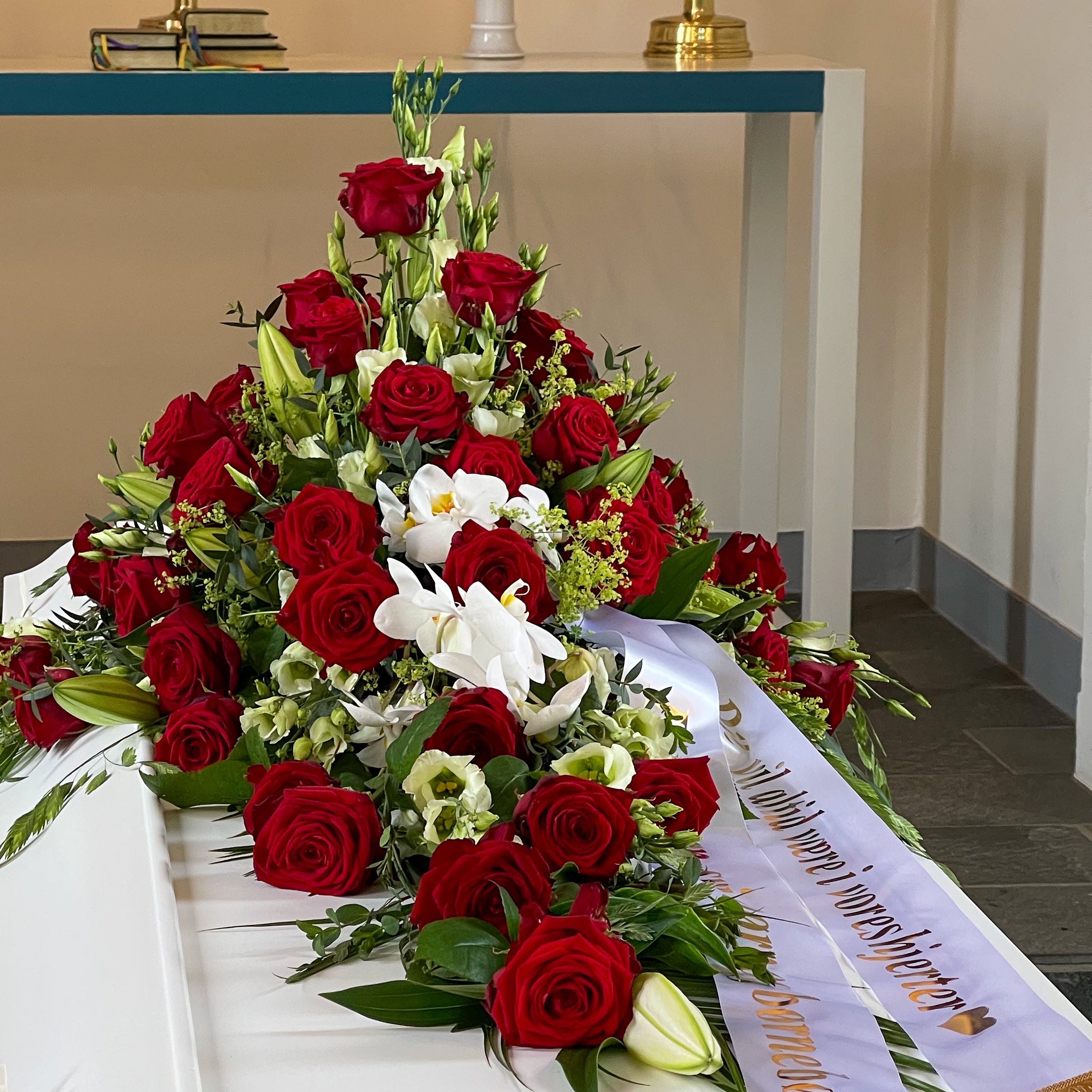 Kistepynt med røde roser og hvide nuancer – C. Frohns Blomster & brugskunst